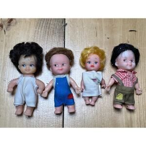Set of 4 Vintage Peewee miniature Dolls. Girls & Boys w/ outfits. Uneeda.